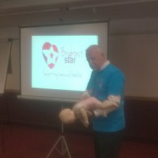 brighteststartrainer-assistingababychoking.